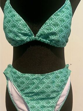 Women’s Green Patterned Triangle Bikini Set.  Ties in the back.  Size Medium. B8
